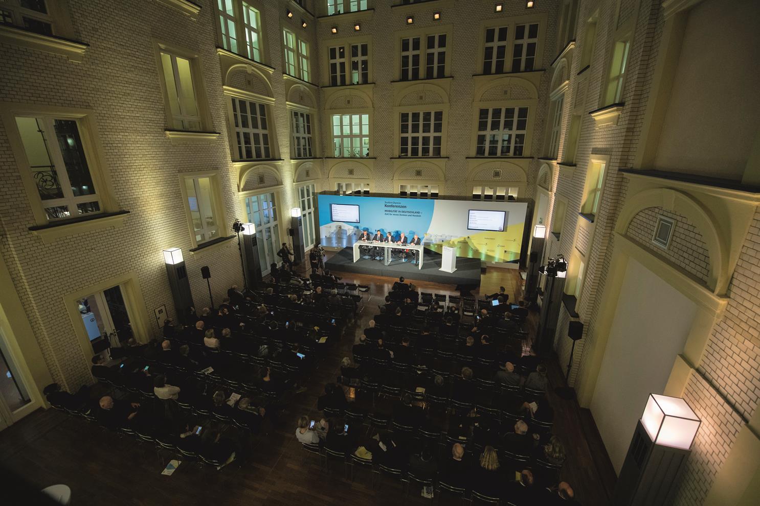 Das F.A.Z.-Atrium in Berlin war Schauplatz der erstmals ausgerichteten Konferenz „Mobilität in Deutschland“. Über neues Denken und Handeln und wie der Verkehr von morgen aussieht, diskutierten die Experten aus Politik, Wirtschaft und Verbänden. 